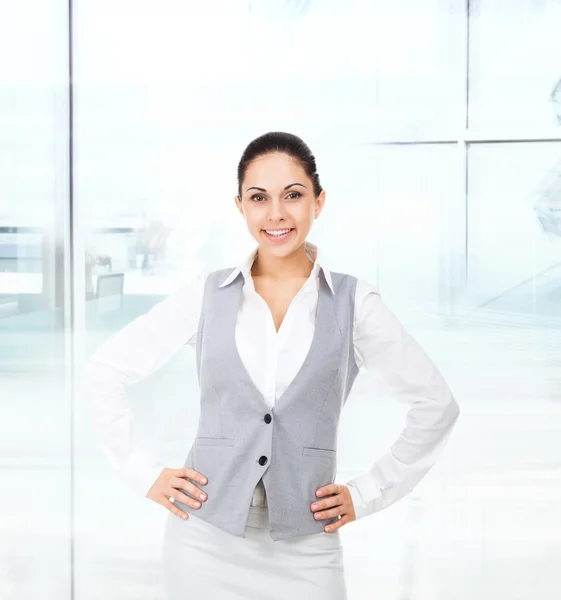 Femme d'affaires souriante dans un bureau moderne — Photo