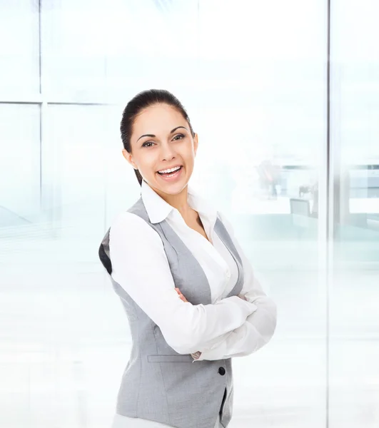 Empresária sorridente no escritório moderno — Fotografia de Stock