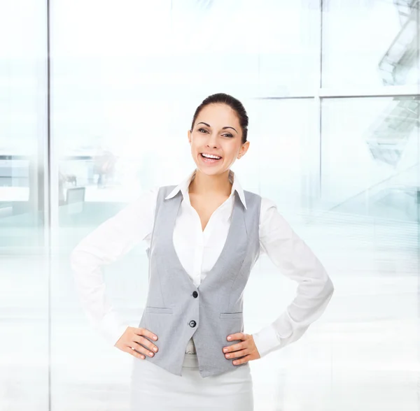 Glimlachende zakenvrouw in moderne kantoor — Stockfoto