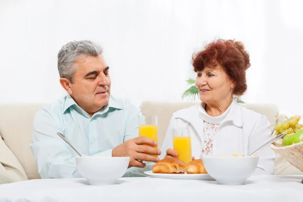 Senior couple drink orange juice — Stock Photo, Image