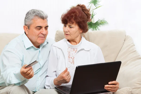 Oudere echtpaar met laptop — Stockfoto