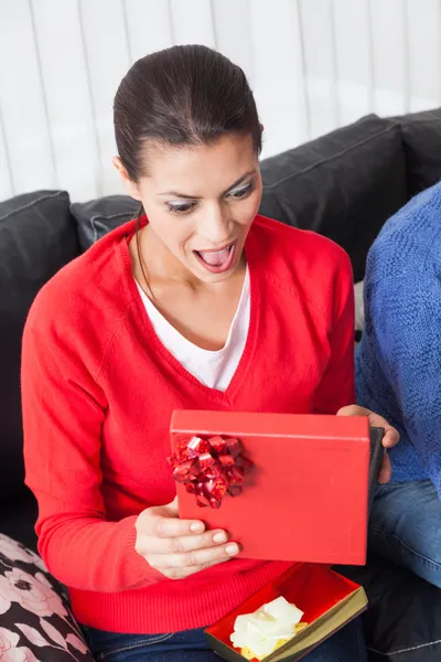 Frau eröffnet Geschenk — Stockfoto