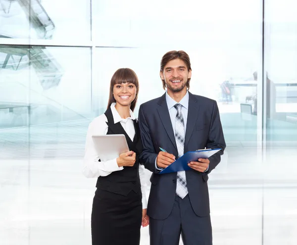 Las personas de negocios tienen carpeta y tableta pc — Foto de Stock