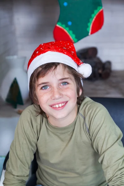 男孩穿着红色的圣诞老人帽子 — 图库照片