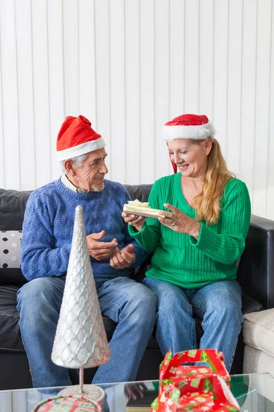 Senior couple give christmas present — Stock Photo, Image
