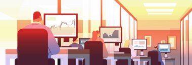 Yarış simsarlarını karıştır borsa simsarları grafikleri analiz et veya iş yerindeki bilgisayar monitörlerinde sunum yap