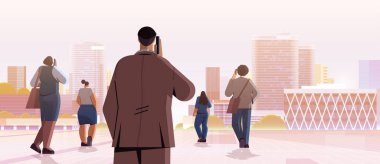 Yarış işadamları ekibini karıştır. Kamera karşısında dikiz aynasından iş adamlarının telefonda konuştuklarını izle.