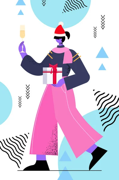 Noel Baba şapkalı kadın 2022 yılbaşı şampanyası ve noel bayramı kutlaması konsepti içiyor. — Stok Vektör