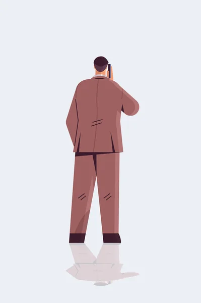 Homem de negócios em desgaste formal de pé de volta para a câmera visão traseira do homem de negócios elegante posando personagem de desenho animado masculino — Vetor de Stock
