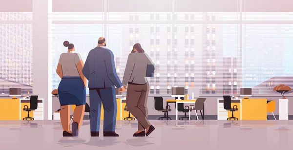 Tým podnikatelů stojí zády ke kameře zadní pohled na elegantní obchodní lidé diskutovat během setkání v kanceláři — Stockový vektor