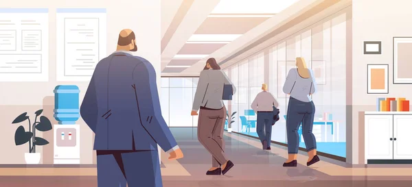 Empresários de pé de volta para câmera visão traseira do grupo de empresários no corredor do escritório — Vetor de Stock