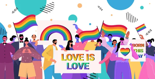 Emberek kezében lgbt szivárvány zászlók és plakátok meleg leszbikus szerelem felvonulás büszkeség fesztivál transznemű szerelem koncepció — Stock Vector