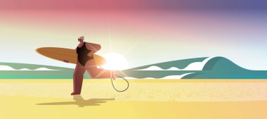 Sörf tahtası olan yaşlı kadın sörfçü yaz tatilinde sörf tahtası tutuyor.