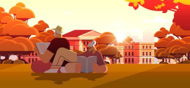 Şehir parkında kitap okuyan yaşlı bir çift. Yaşlı bir adam ve kadın aile birlikte zaman geçiriyorlar. Rahatlama emekliliği.