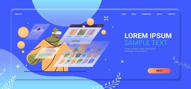 Sanal gerçeklik etkileşimli hizmetleri keşfeden dijital gözlüklü, vr kulaklık takan Arap kadın.