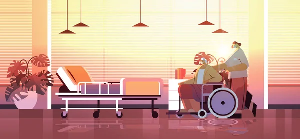 Ayudante cuidando de enfermero discapacitado senior empujando silla de ruedas concepto de servicio hospital sala interior — Vector de stock