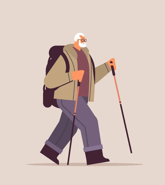Senioren wandelaar reizen met rugzak en stokken voor wandelen nordic walking actieve ouderdom concept — Stockvector