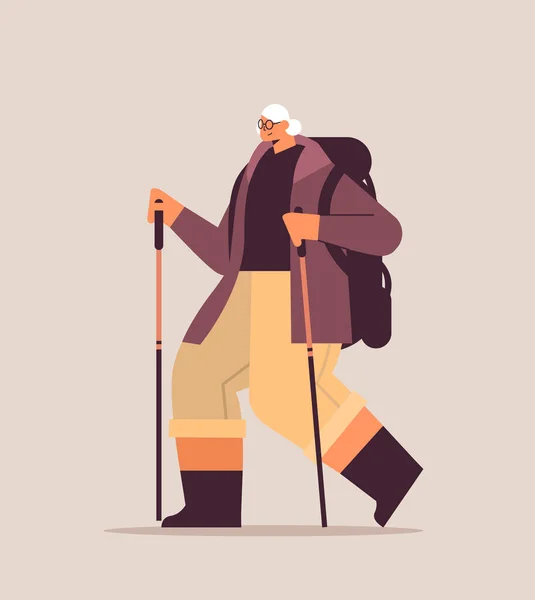 Senior femme randonneur voyager avec sac à dos et bâtons pour marcher nordique marche actif vieillesse concept — Image vectorielle