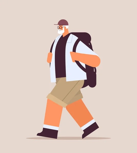 Senior homme randonneur voyager avec sac à dos actif vieillesse activité physique concept pleine longueur — Image vectorielle