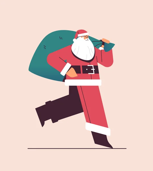 Santa claus corriendo con bolsa caja de regalo feliz año nuevo feliz fiesta de Navidad celebración — Vector de stock