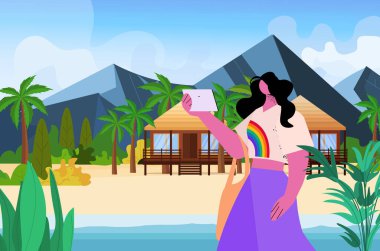Lezbiyen, gökkuşağı bayrağı taşıyan tişört giyen tablet kız LGBT topluluk konseptini seviyor.