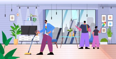 Erkek ebeveynler küçük oğluyla evi temizliyor gay aile transseksüel aşk LGBT toplum konsepti