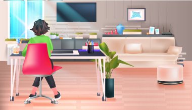 İş kadını, serbest çalışan ya da öğrenci oturma odasında oturuyor.