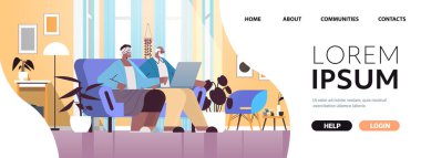 Üst düzey çiftler dizüstü bilgisayar dedelerini kullanıyorlar. Sosyal medya ağında online iletişim kavramında dinleniyorlar.