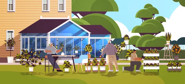 Семейные садовники, ухаживающие за растениями в горшках на заднем дворе теплицы или дома сад горизонтальный — стоковый вектор