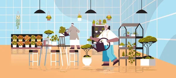 Ηλικιωμένοι κηπουροί ζευγάρι που φροντίζουν γλάστρες φυτά και λουλούδια στο θερμοκήπιο εσωτερικό κήπο πλήρους μήκους οριζόντια διανυσματική απεικόνιση — Διανυσματικό Αρχείο