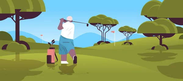 Старшая женщина играет в гольф на зеленом поле для гольфа в возрасте африканских американских игроков, принимая выстрел активной концепции старости — стоковый вектор