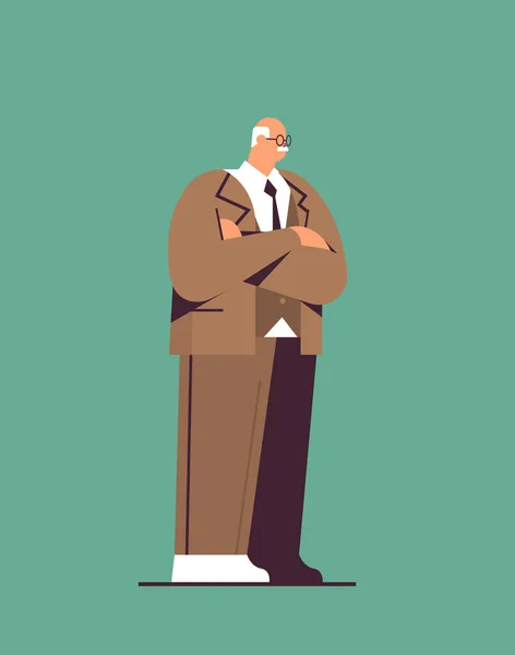 Hombre de negocios senior en desgaste formal hombre de negocios envejecido de pie pose concepto de vejez — Vector de stock