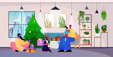 Aile paketlenmiş hediye kutularını tutuyor Mutlu yıllar Noel kutlaması konsepti