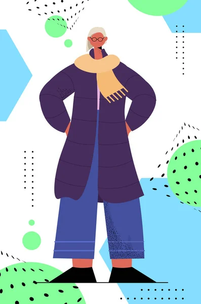 Mujer mayor de pie en ropa de invierno caliente personaje de dibujos animados femeninos longitud completa vertical — Vector de stock