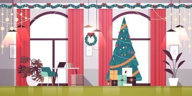 Yeni yıl tatili dekore edilmiş oturma odasının içi Noel ağacı ve hediyelerle dolu.