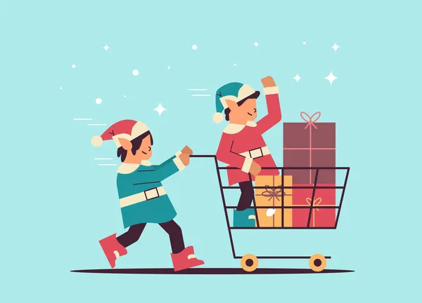 Elfy przygotowujące się do Nowego Roku i świąt Bożego Narodzenia święto Santa pomocnicy pchania wózka z prezentami — Wektor stockowy