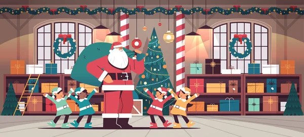 Santa Claus con elfos de raza mixta preparándose para el año nuevo y las fiestas de Navidad celebración interior taller moderno — Archivo Imágenes Vectoriales