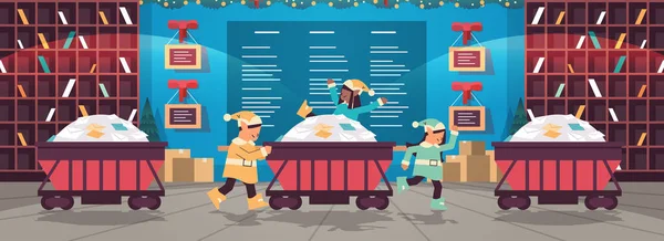 Elfi che si preparano per il nuovo anno e le feste di Natale mix gara Santa aiutanti spingendo minecart — Vettoriale Stock