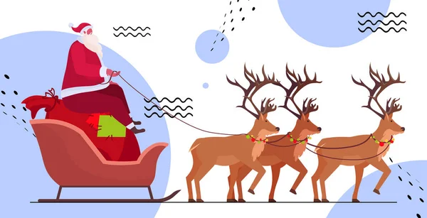 Санта катається на санчатах з оленями щасливий новий рік веселий різдвяні зимові канікули концепція святкування — стоковий вектор