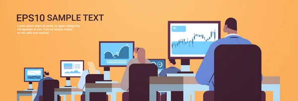 Mix race handelaren aandelenmakelaars analyseren grafieken of het maken van presentatie op computer monitoren op de werkplek — Stockvector