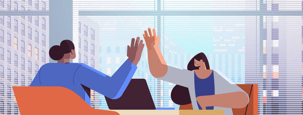 Предприниматели смешанных гонок дают пять успешных концепций соглашения о совместной работе