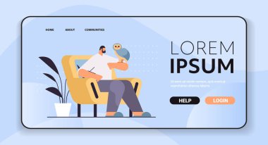 Baykuşlu bir adam evcil hayvanlarla ilgileniyor.