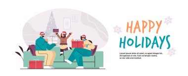 Noel Baba şapkalı bir aile yeni yıl hediyeleri taşıyor Noel kutlaması konsepti yatay tebrik kartı.