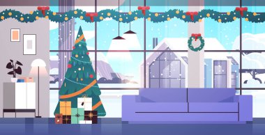 Yeni yıl tatili dekore edilmiş oturma odasının içi Noel ağacı ve hediyelerle dolu.