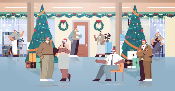 Старшие коллеги в шляпах Санта-Клауса проводят гонки подарков для пожилых бизнесменов, празднующих новогодние праздники в офисе — стоковый вектор