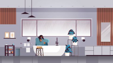 Depresyonda olan mutsuz bir kadın. Duşta oturan bir kız. Çaresiz ve yalnız ruhsal hastalıklar.