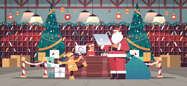 Санта-Клаус с эльфами готовит подарки на Новый год и рождественские праздники празднования современного — стоковый вектор