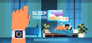 Genç bir kadın, elinde elektronik akıllı saat uygulama izleyicisi, elinde kalite ve miktar uyku kontrolüyle yatakta uyuyor.