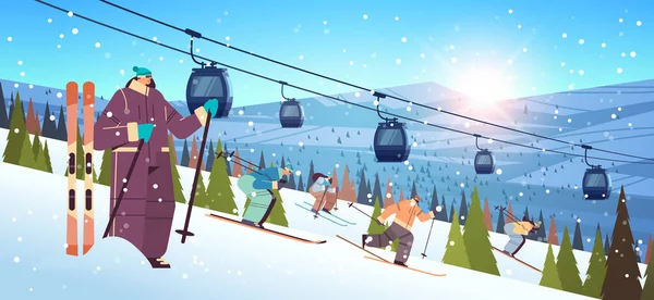Mensen skiën mannen vrouwen toeristen doen activiteiten winter vakantie concept sneeuwval landschap achtergrond — Stockvector