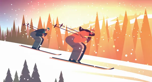Lidé lyžování muž žena turisté pár dělá aktivity zimní dovolená koncept západ slunce sníh krajina — Stockový vektor